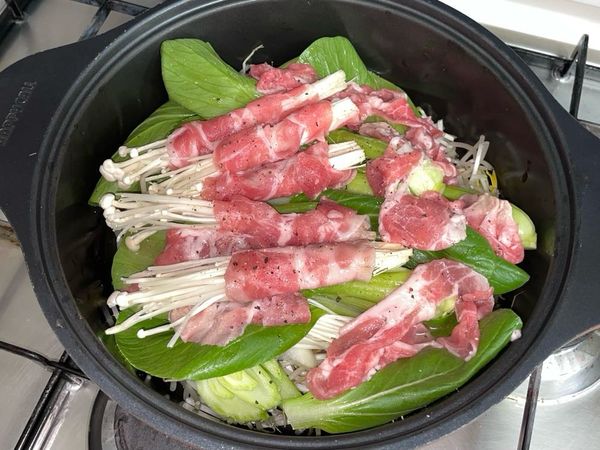 薄切り豚バラ肉と野菜の蒸し煮のサムネイル