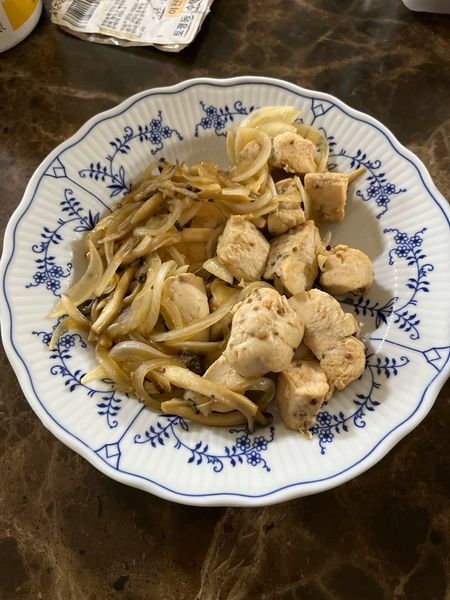 鶏むね肉と玉ねぎときのこの炒め物2のサムネイル