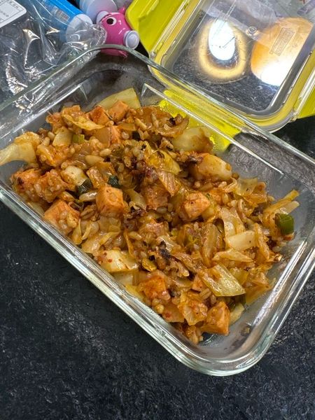 コンニャクご飯と鶏胸肉のキムチ炒めご飯のサムネイル
