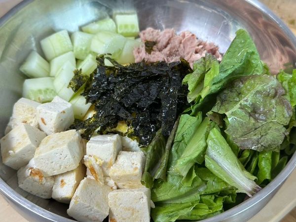 오이참치비빔밥(간장소스)의 썸네일