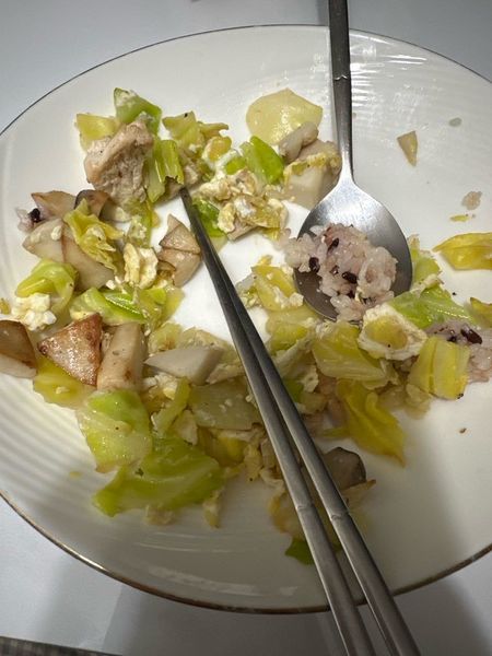 鶏胸肉とキャベツ・きのこ・卵の丼のサムネイル