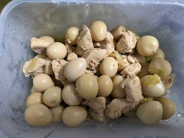 🥚 ウズラ卵と鶏むね肉の醤油煮込みのサムネイル