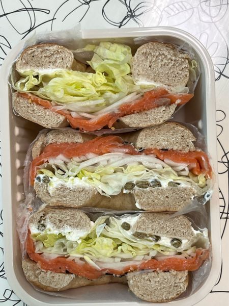 통밀베이글 연어 샌드위치의 썸네일