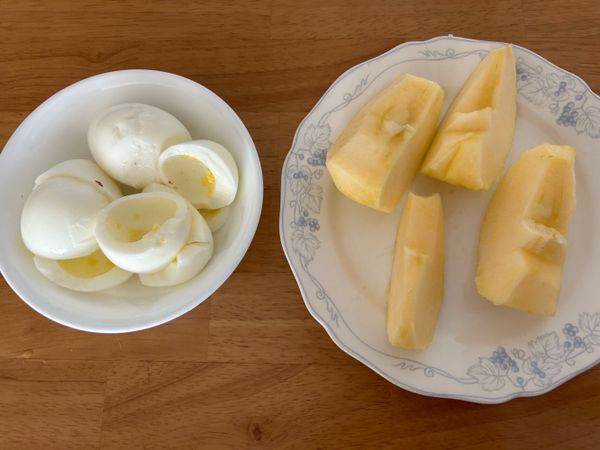 （朝食）卵白4個分、卵黄1個分、りんご半分のサムネイル