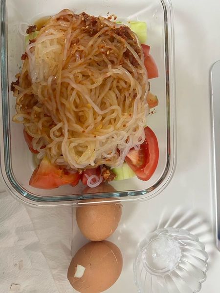 トマトときゅうりのこんにゃく麺サラダのサムネイル