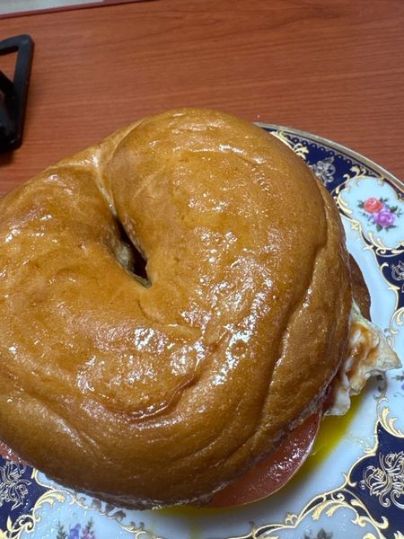 ベーグル トマト エッグサンドイッチのサムネイル