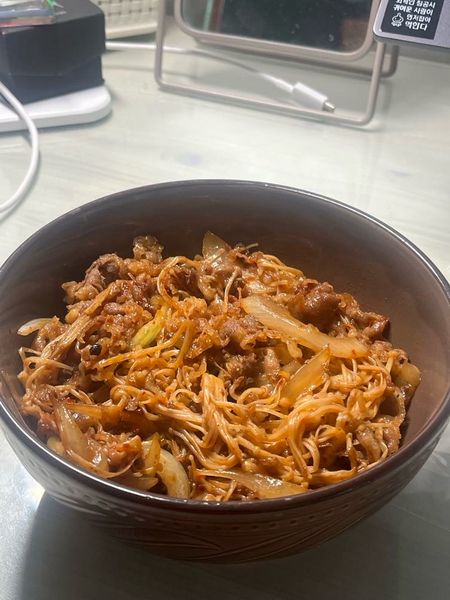 우삼겹 덮밥의 썸네일