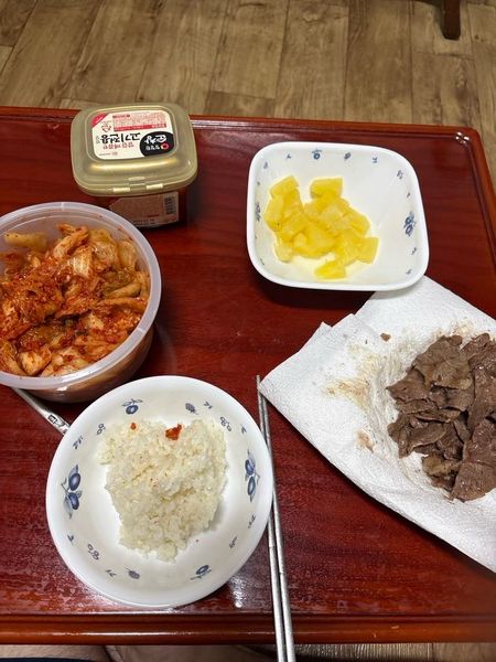 소고기 밥 김치 파인에플 의 썸네일