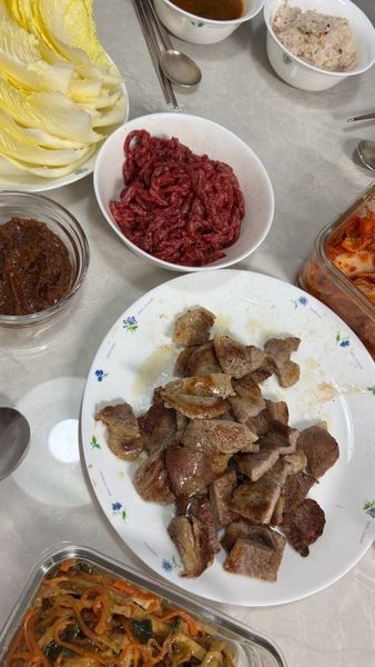육회비빔밥 & 목살구이의 썸네일