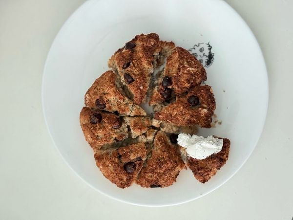 オートミールヨーグルトスコーン（ハーフギリシャチョコチップバージョン）のサムネイル