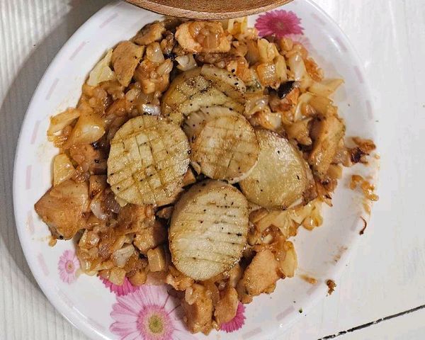 きのこ・玉ねぎ・キャベツ・にんにく・鶏むね肉の炒めご飯のサムネイル