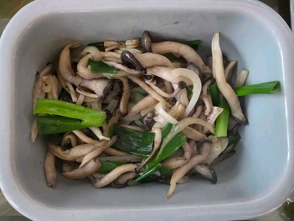 🧅 甘い長ネギと玉ねぎのヒラタケ炒め。のサムネイル