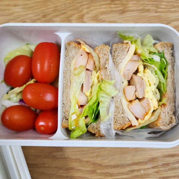 통밀빵닭가슴살샌드위치의 썸네일