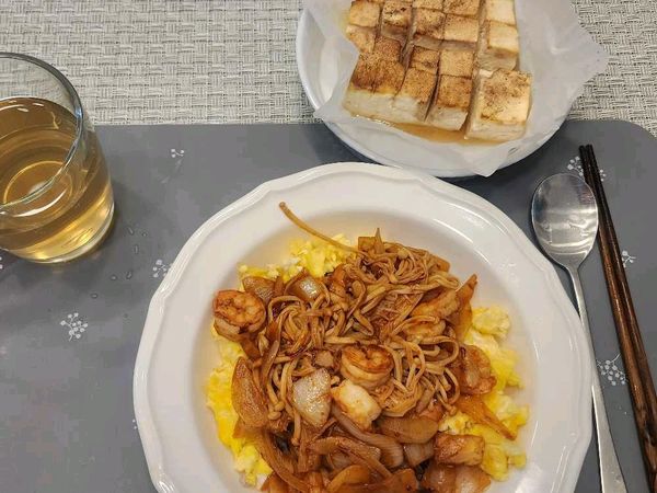 ケチャップ玉ねぎエビ炒め卵のせご飯のサムネイル