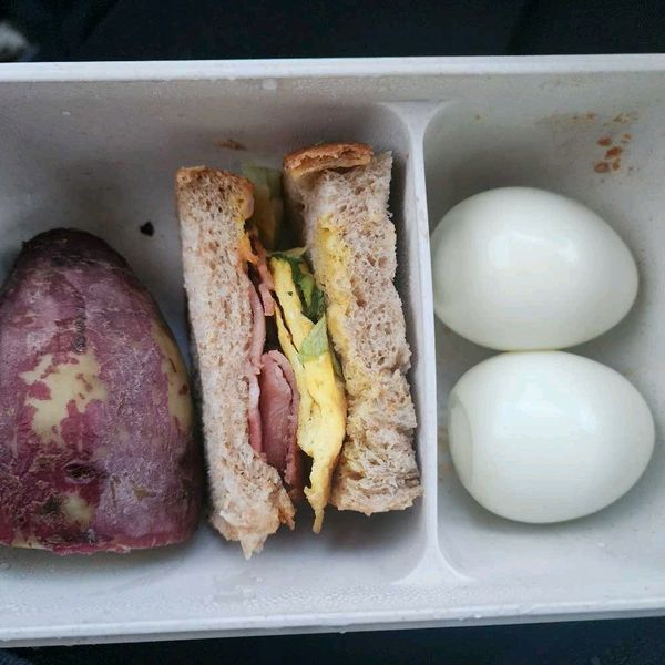 통밀빵베이컨샌드위치의 썸네일