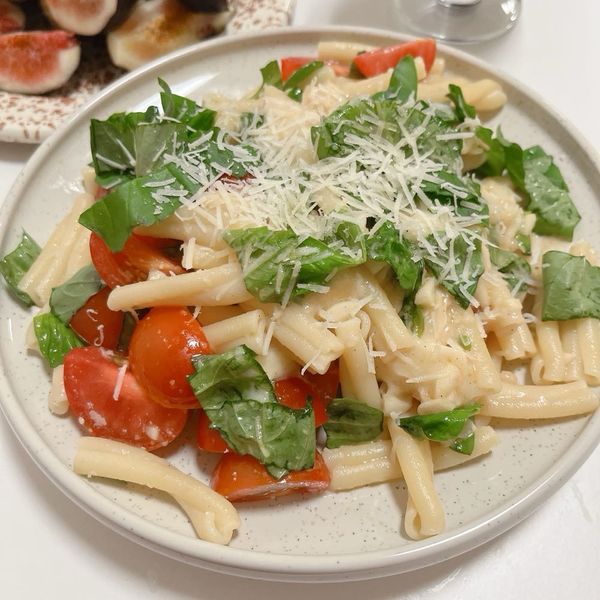 バジルとトマト、ブリーチーズのパスタのサムネイル